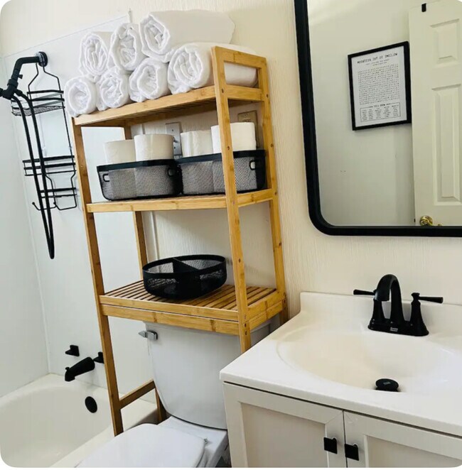 Full bathroom - 1000 N Kentucky Ave