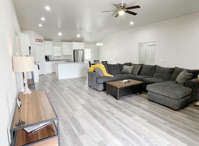 Building Photo - Durant school/Open floor plan/Close to Old...