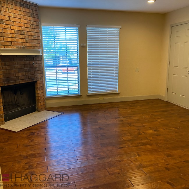 Building Photo - 3 bedroom 2.5 bathroom Duplex