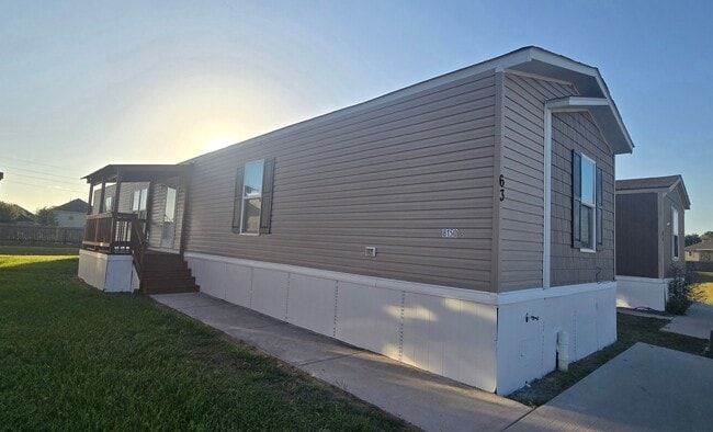 Building Photo - 1120 N Vista Dr