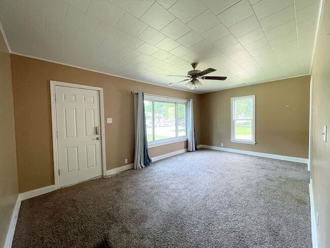 Building Photo - Cute 2 bedroom 1 bath home