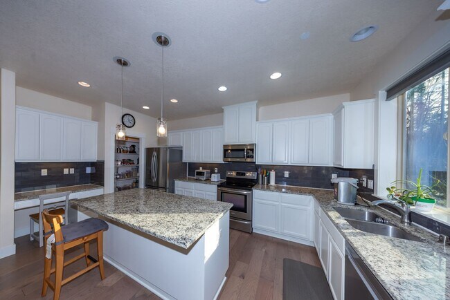 Foto del edificio - Beautiful Gated 3-Bedroom Home in Camas – Loft/family room, Bonus room, and Outdoor Living!