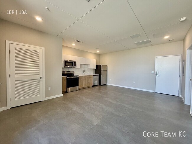 Building Photo - 500 E 8th St