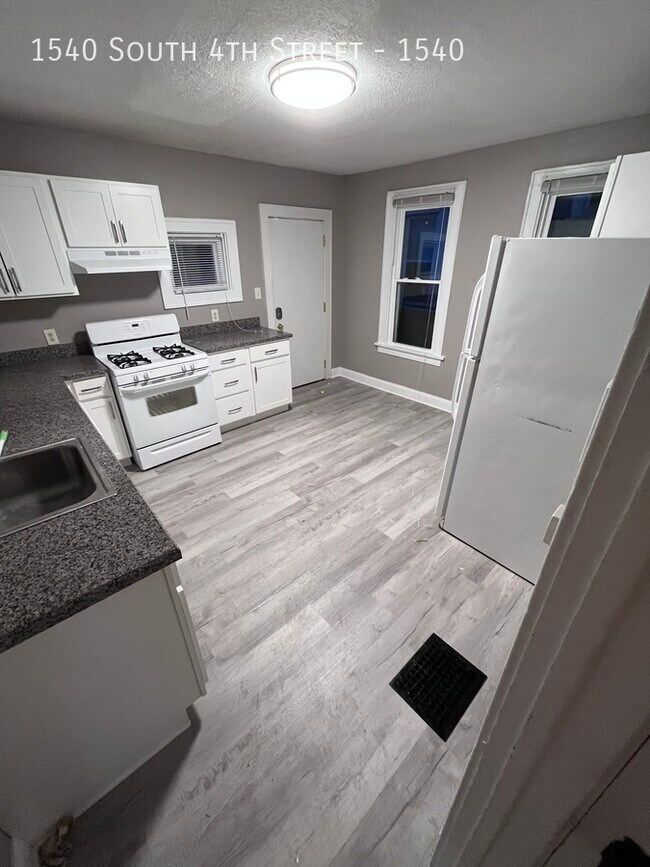 Foto del edificio - Huge Merion Village 3-Bed Duplex!