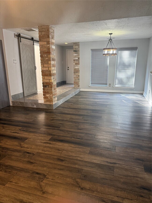 Foto del edificio - 4642 Deer Point Dr