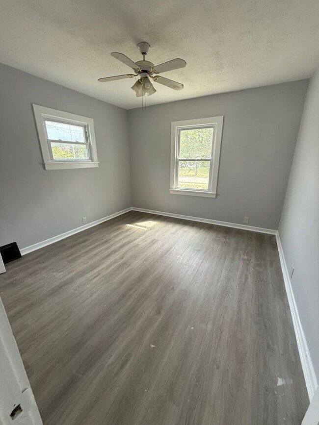 Building Photo - Euclid 3 Bed Single