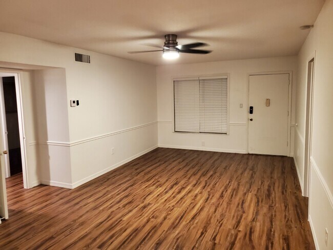 Foto del edificio - 825 Primrose Dr