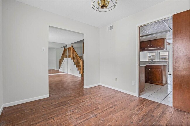 Building Photo - 4017 Cottage Hill Rd