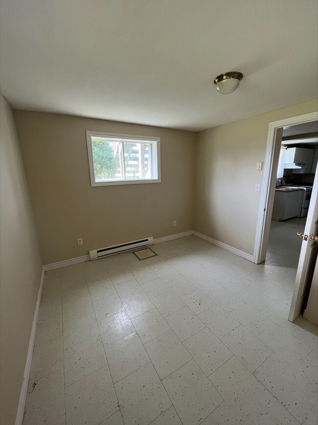 Building Photo - 596 Appleby St