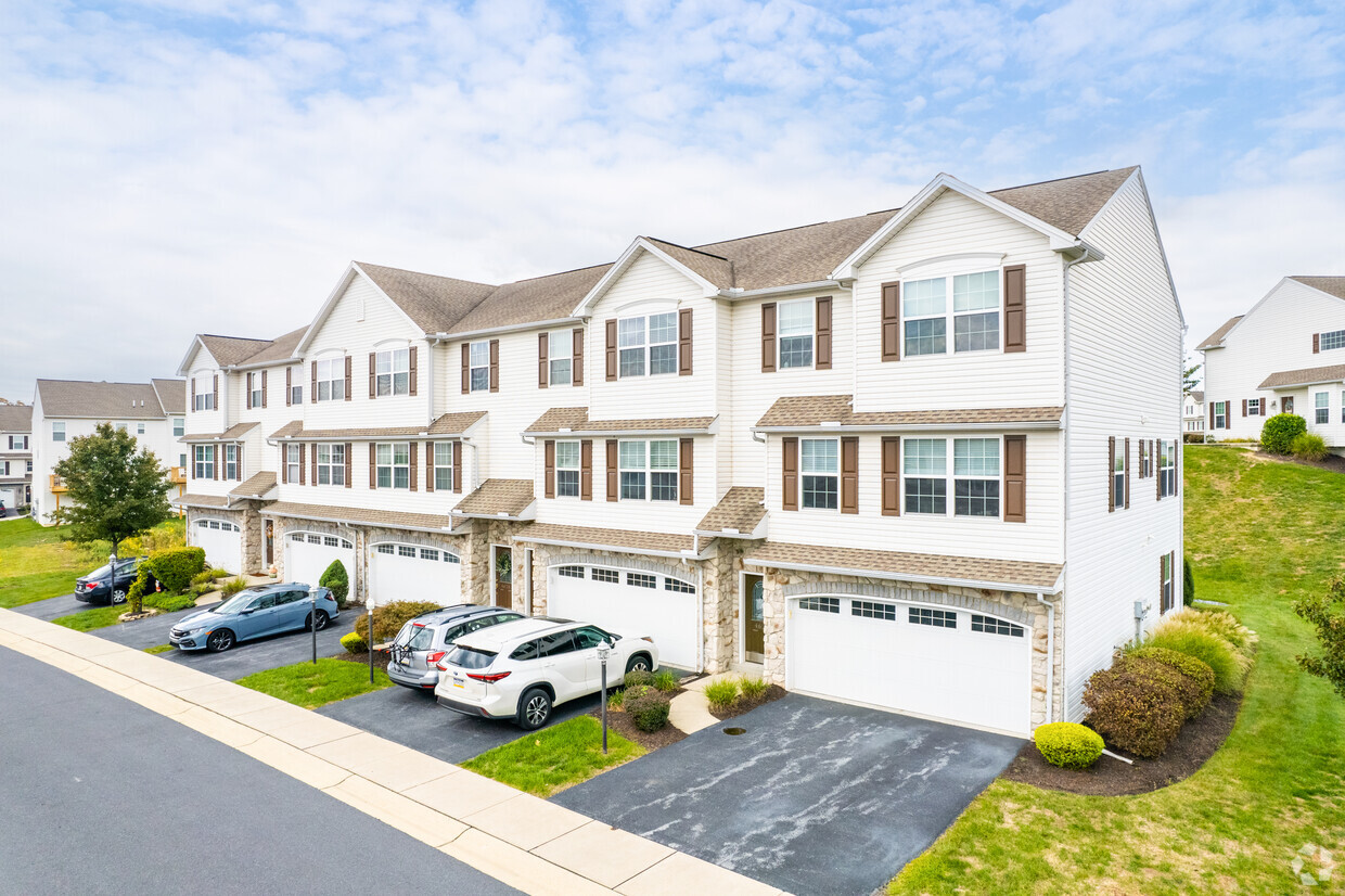 Primary Photo - 2400-2431 Newtown Ln