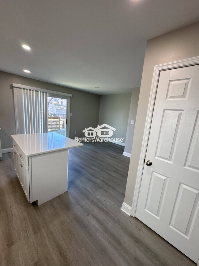 Foto del edificio - 647 Saltzman Rd