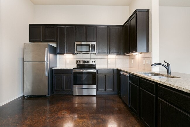 Foto del edificio - New Braunfels~ Beautiful Luxury 3 Bdrm~Stained Concrete Floors Throughout
