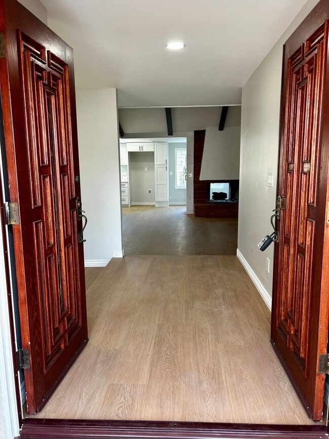 Building Photo - Welcome Home! Beautifully Renovated 3-Bedr...