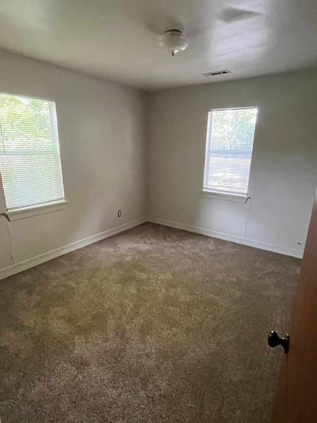 Building Photo - WALKING DISTANCE TO THE U OF A & FAYETTEVILLE HIGH SCHOOL!!!