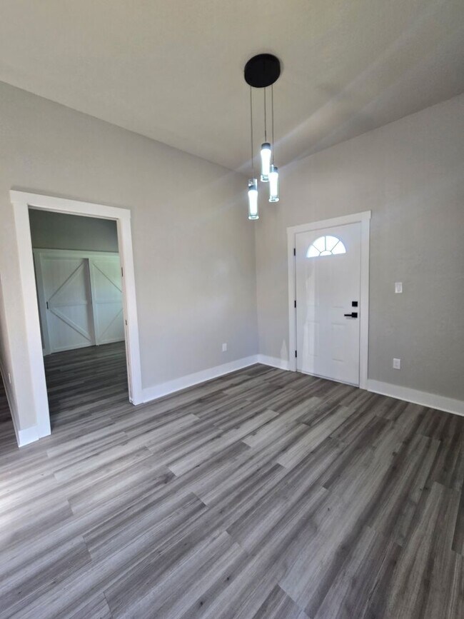 Building Photo - 3 Bed 2 Bath Apartment