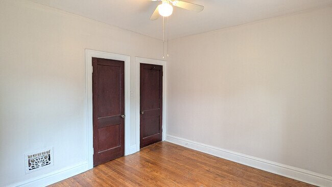 Foto del edificio - 5042 Mardel Ave