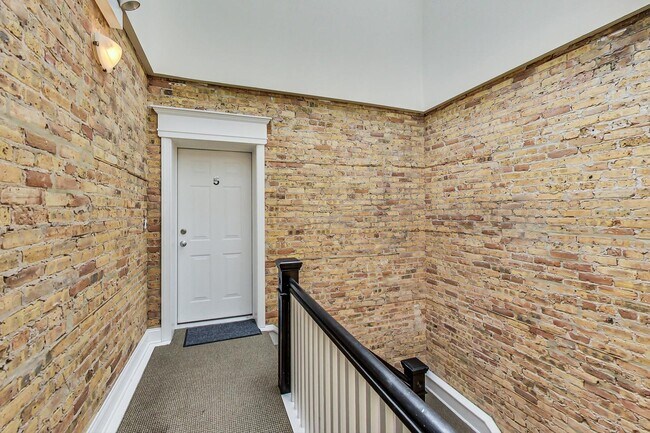 Building Photo - 3740 N Wilton Ave