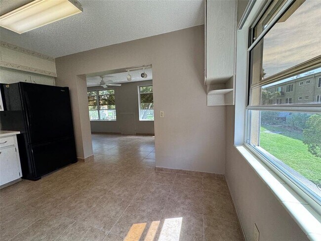 Building Photo - 2402 Ecuadorian Way