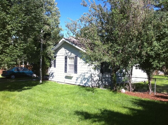 Adorable 2BD/1BA House! Nice Yard! Great L... - Adorable 2BD/1BA House! Nice Yard! Great L...