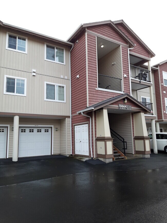 Frente - 10664 NE Holly St