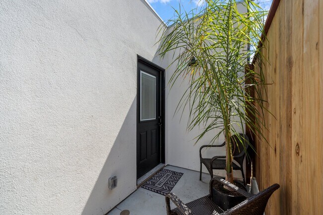 Foto del edificio - 5136 Hillcrest Dr