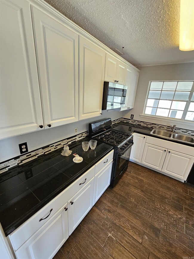 Building Photo - 5708 Shamrock Dr