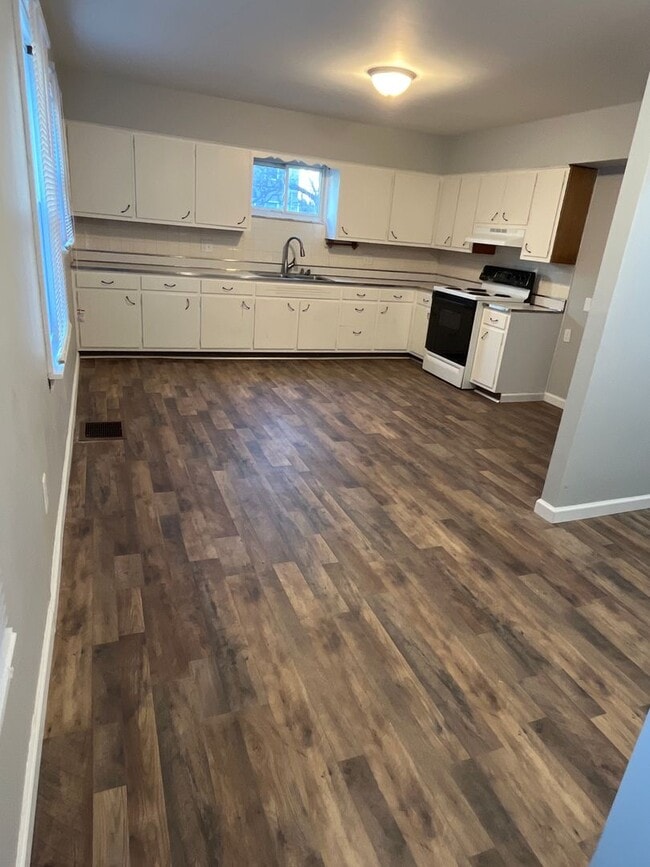 Building Photo - 4 bedroom 1.5 bathroom single family home