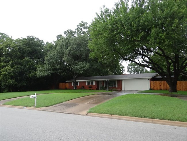 Building Photo - 3604 Vara Dr