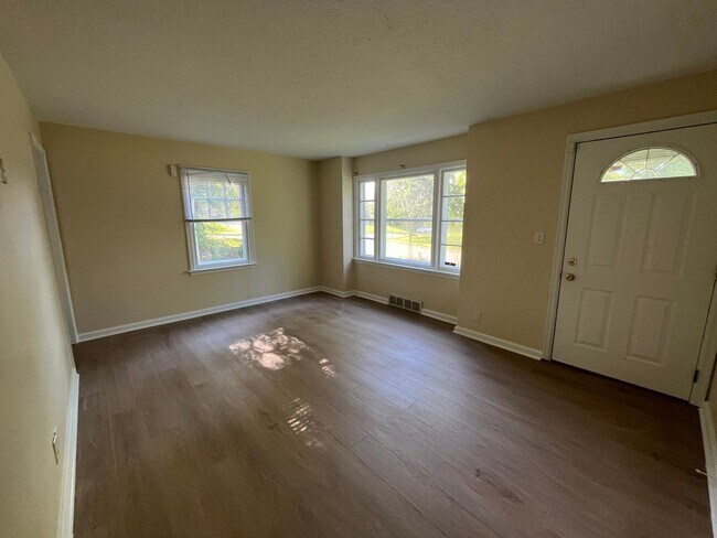 Foto del edificio - 3 bedroom home available in Rockford