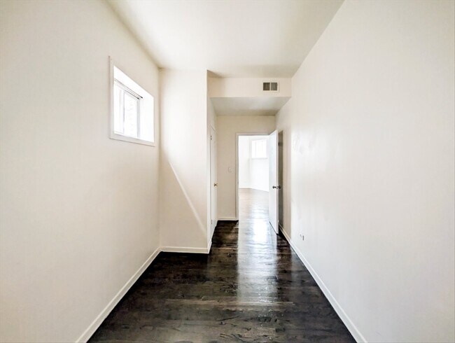 Foto del edificio - 3135 W Augusta Blvd