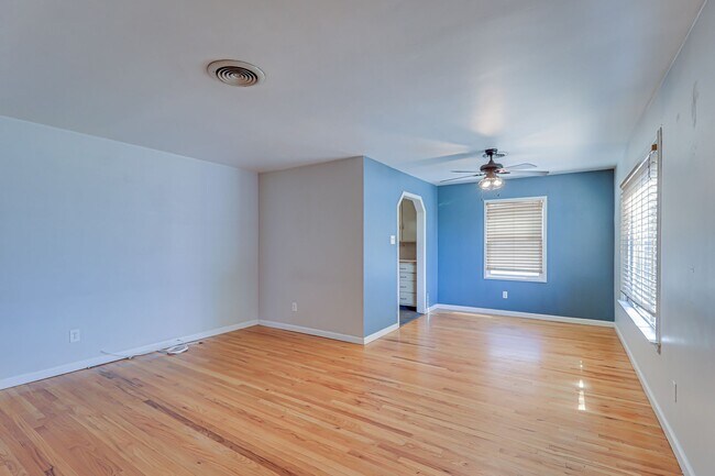 Foto del edificio - 4+2 Downtown Truxtun Ave Charm!