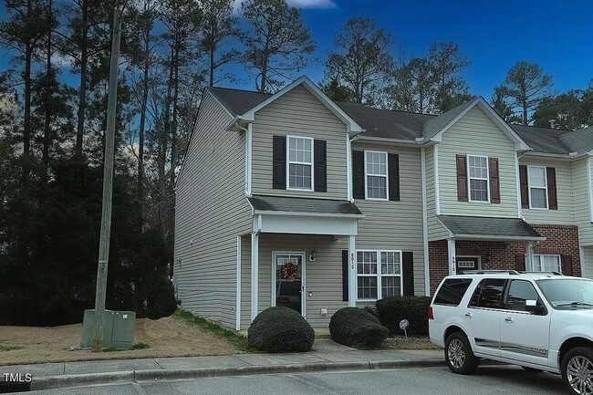 Building Photo - Spacious End-unit Townhome, LVP Floors, Op...