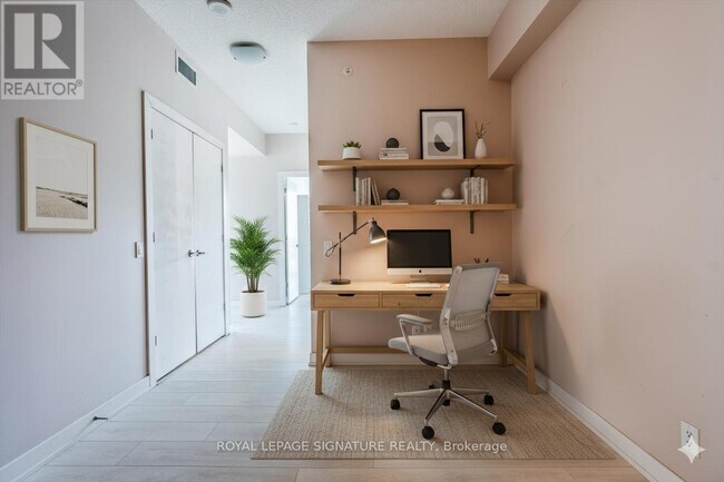 Photo du bâtiment - 2220 Lake Shore Blvd W