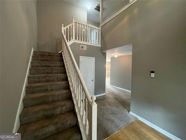 Building Photo - 5852 Three Lakes Dr