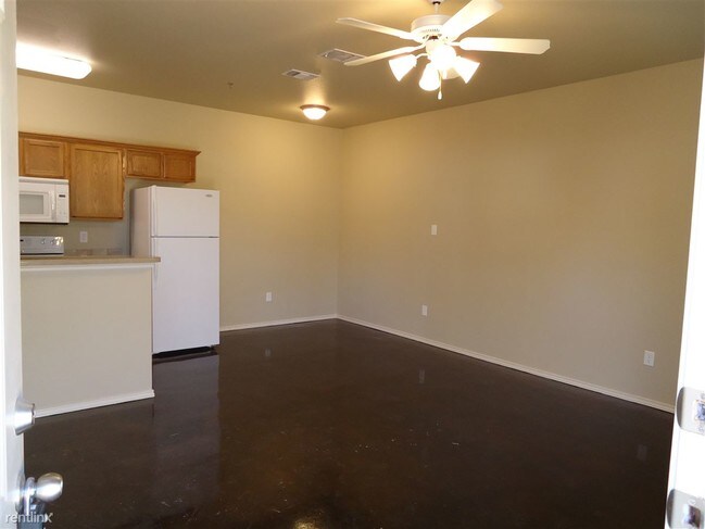 Building Photo - 3 br, 3 bath Apartment - 1018 S Avenue B