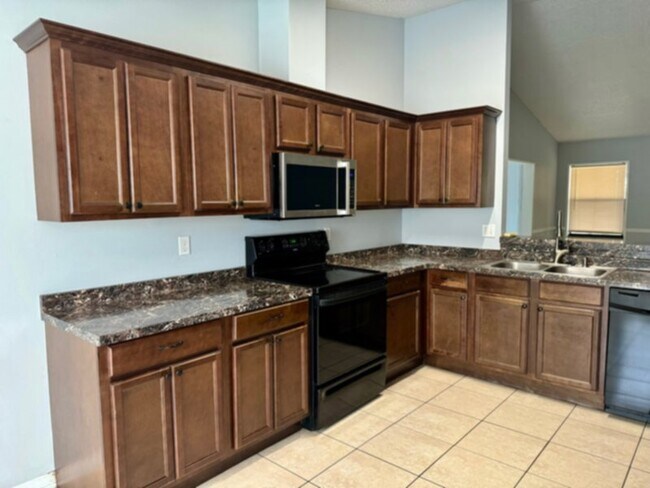 Building Photo - Beautiful 3/2 Corner Lot with Extra Den/Of...