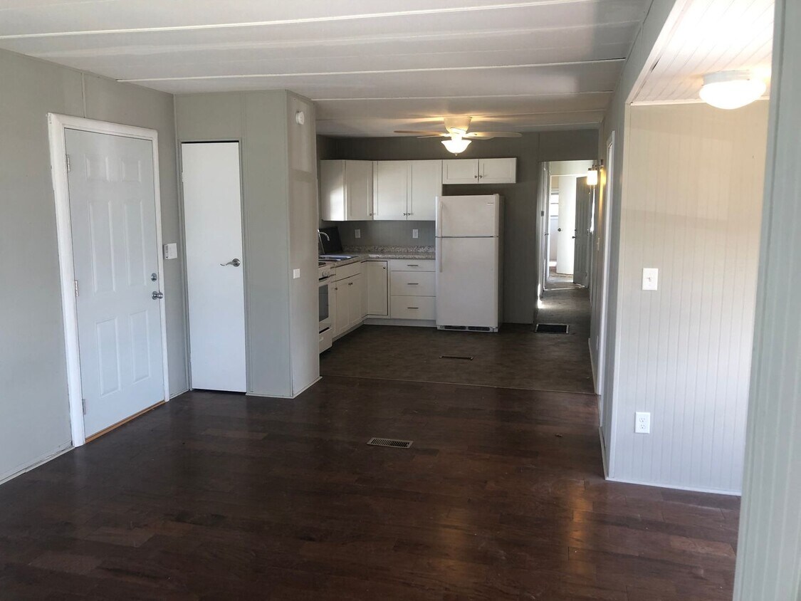 Primary Photo - Nice 3 bedroom 1 bath mobile home with ope...