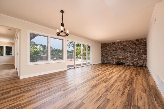 Building Photo - 1394 Manzanita Dr