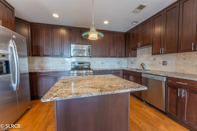Building Photo - 3 br, 2 bath Condo - 2608 W Diversey Ave A...