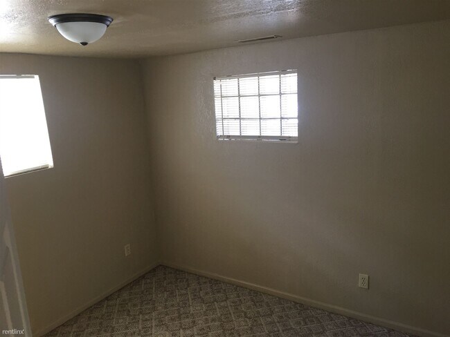 Building Photo - 2 br, 1 bath Duplex - 820 3rd Street 8201/2
