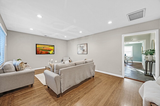 Foto del edificio - 2438 Upland Dr