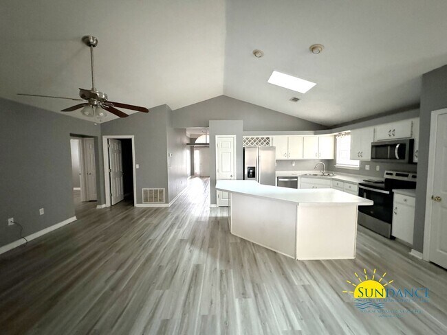 Building Photo - Beautiful open floorplan home in great nei...