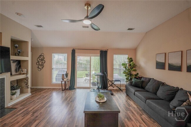 Foto del edificio - 618 Laurel Hill Cir