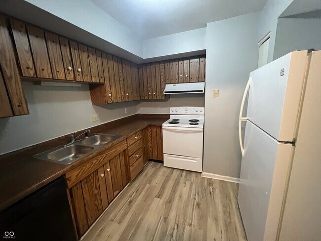 Foto del edificio - 1320 Millerwood Ct