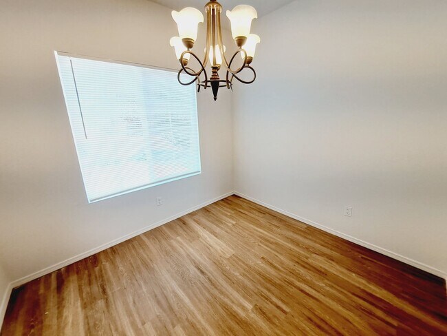 Foto del edificio - Spacious 2 story home with master on the l...
