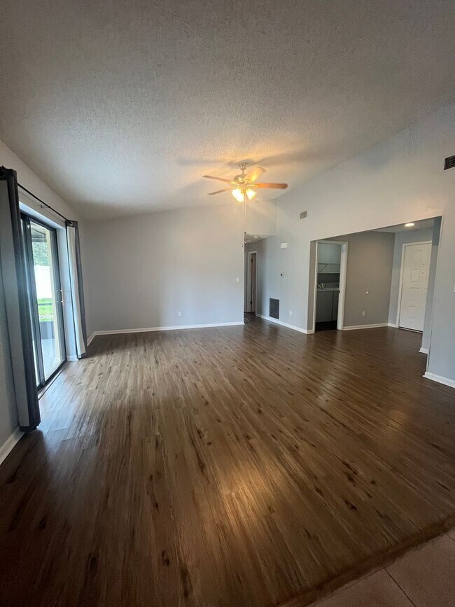 Building Photo - Super Cute 3bd 2bath! FENCED IN YARD !