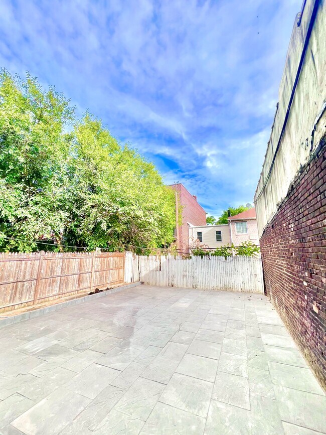 Building Photo - 1547 Bergen St