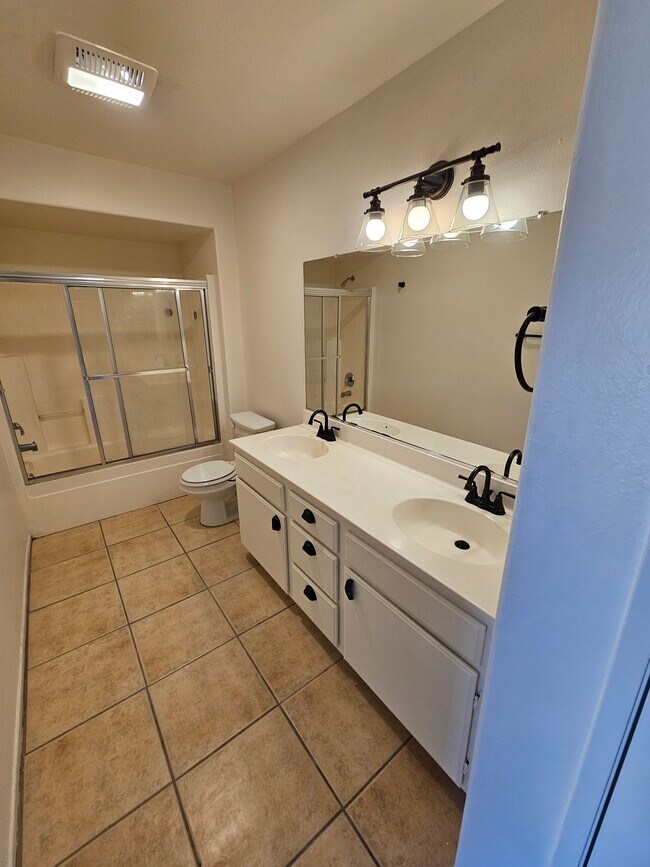 Foto del edificio - 1050 Harbor Heights Dr