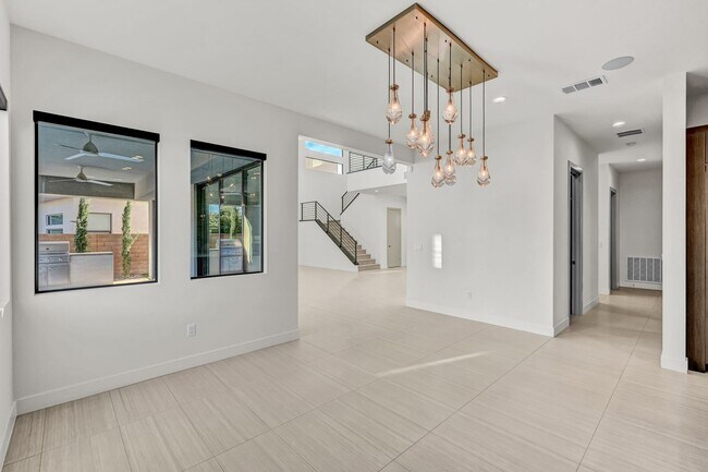 Building Photo - 68 Grey Feather Dr