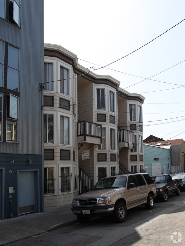 Building Photo - 27-35 Isis St